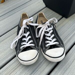 Women’s Converse size 9!!